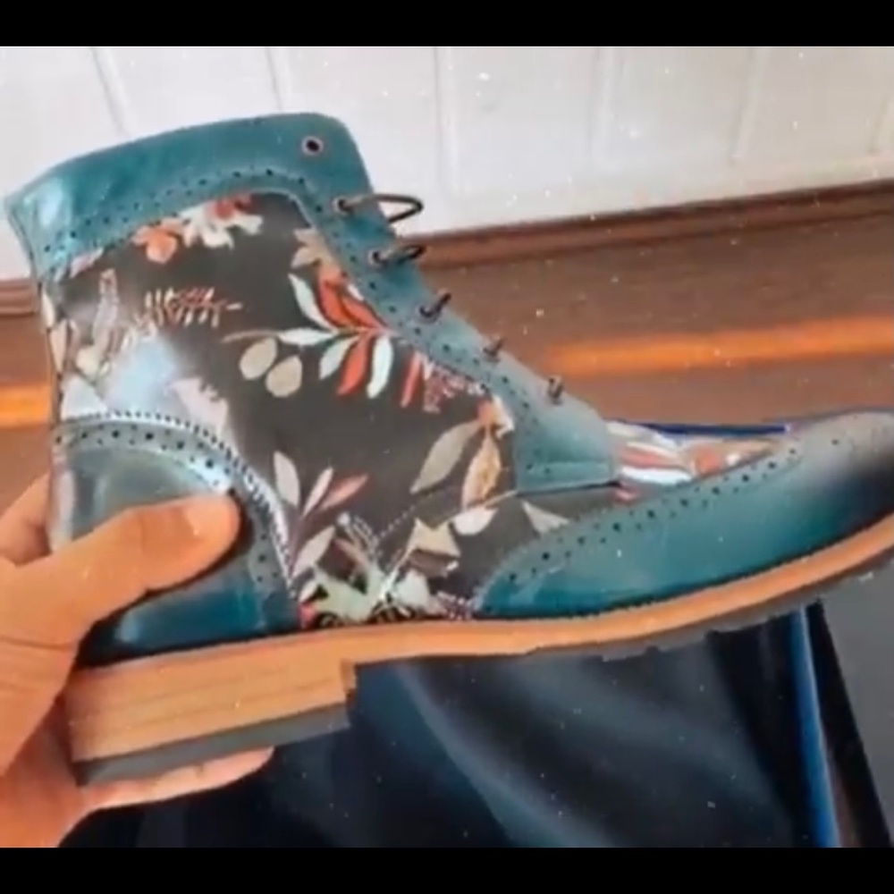 Shoes - Picture 2 of 7